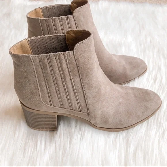 Lulu’s Shasta Taupe Suede Ankle Booties, size 8 - Picture 10 of 11